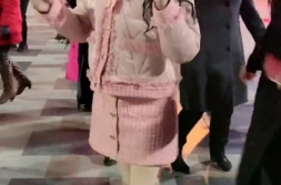 网红小姐姐跳广场舞唱歌,歌声与舞姿的青春演绎