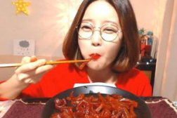 美国小姐姐吃爆辣粉,辣度惊人,表情包来袭!